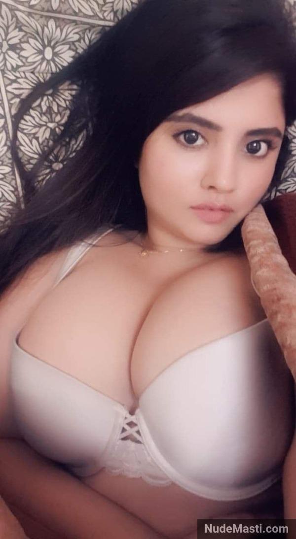 Hot Pakistani model Mehak Rajput huge boobs in bra