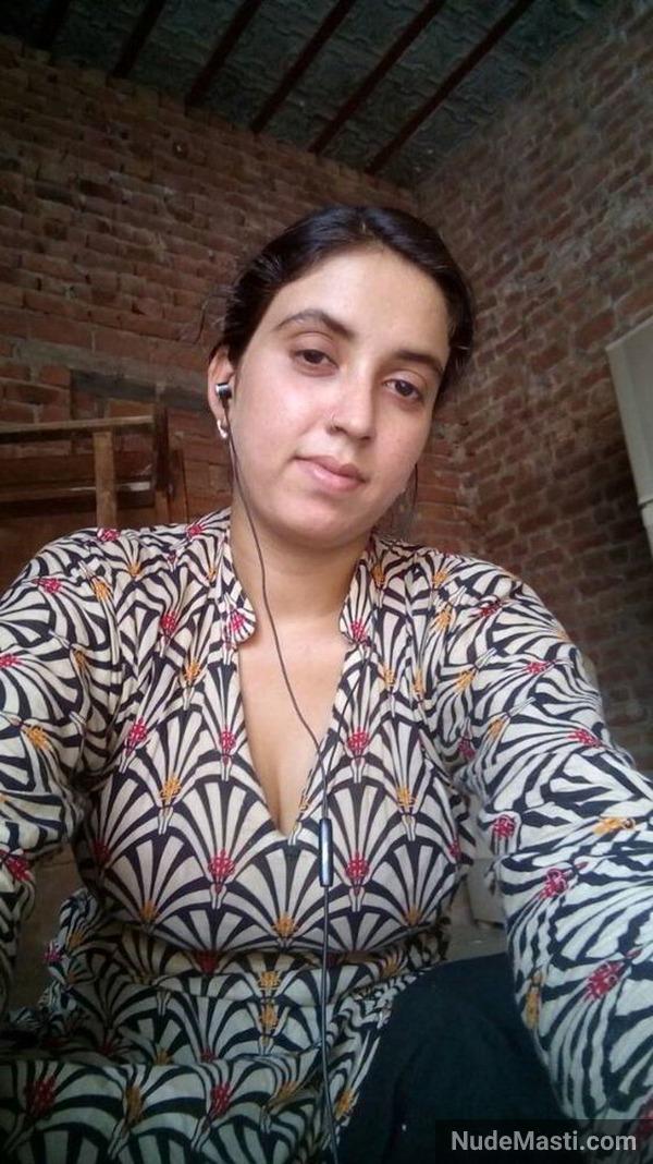 Desi village bhabhi cleavage exposed