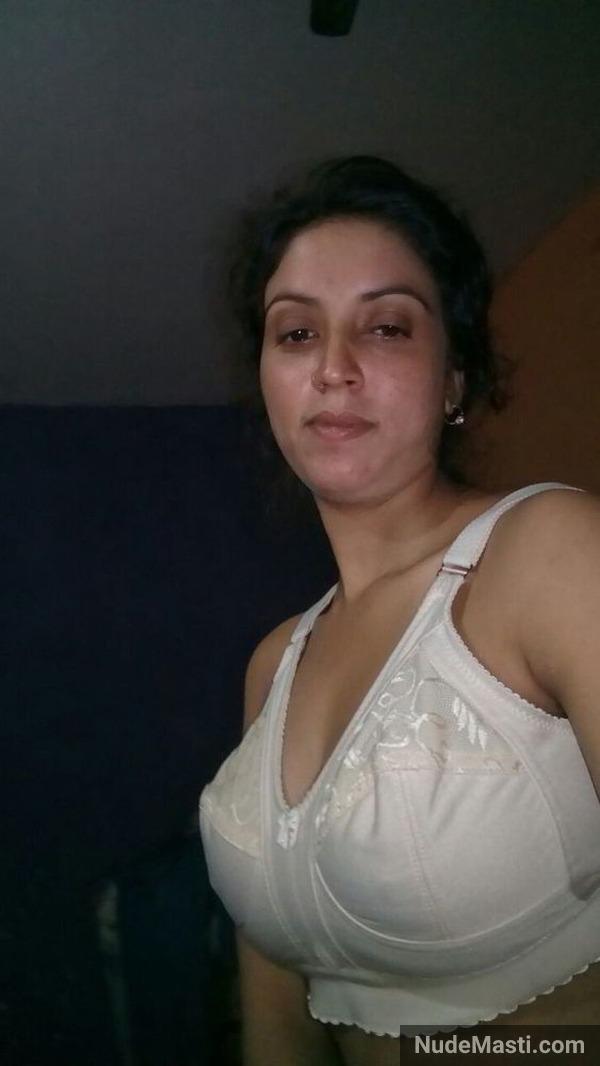Desi village bhabhi big boobs in white bra